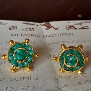 Earrings with gold plating and raw emeralds